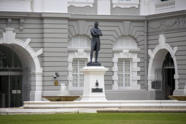 Singapur - 24 Kasım 2023: Modern Singapur 'un kurucusu Stamford Raffles' ın bronz heykeli.