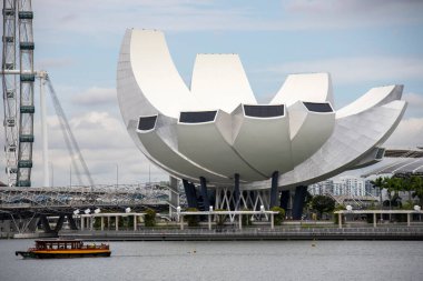Singapur - 24 Kasım 2023: Singapur 'daki Marina Bay Sands Sanat Müzesi. Marina Bay Sands 'in ilgi odağı.