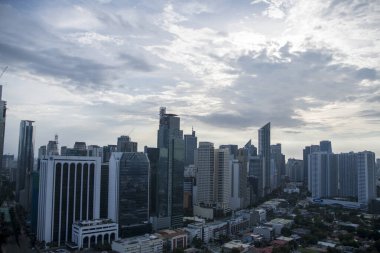 Manila, Filipinler-16 Ekim 2023: Günbatımında Makati Skyline 'ın görüntüsü. Makati, Manila 'nın birinci sınıf kentleşmiş şehridir..