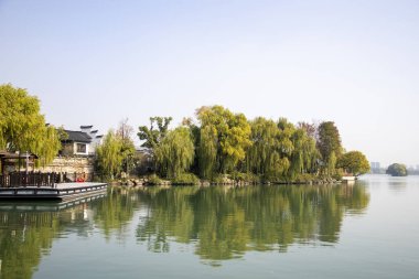 Jiaxing, Çin-28 Kasım 2023 Jiaxing Güney Gölü manzaralı güzel bir yer. Su manzarasının tadını çıkarmak, geleneksel Çin mimarisi ve sanat eserlerine hayran olmak için bir yer.