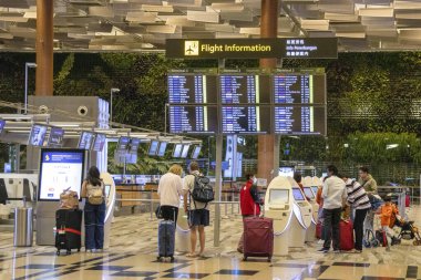 Singapur-27 Kasım 2023: Changi Aiport, Singapur 'daki makinelere kendi kendini kontrol et. Changi Havalimanı, kullanıcılar için daha büyük ölçekte self-servis giriş seçenekleri sundu