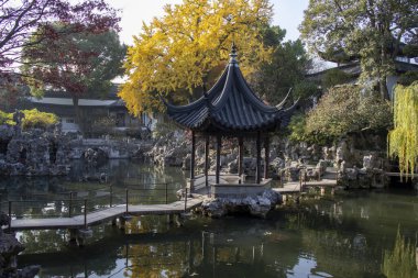 Suzhou, Çin - 7 Aralık 2023: Çin 'in Suzhou kentindeki Lion Grove Garden' daki güzel pavyon ve köprü. Diğer klasik Suzhou bahçelerinde UNESCO Dünya Mirası olarak tanınır..