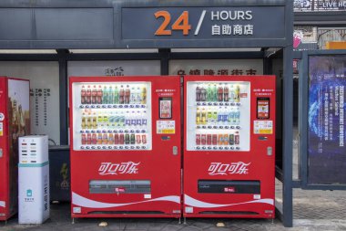 Wuzhen, Çin - 28 Kasım 2023: Otomatlar yol kenarına yerleştirildi.