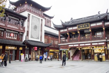Şangay, Çin - 4 Aralık 2023: Yuyuan Eski Caddesi 'ndeki Şangay Yuyuan iş bölgesi. Yuyuan Old Street antik Çin 'e bir bakış açısı sunuyor..