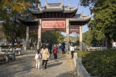 Suzhou, Çin - 5 Aralık 2023: İnsanlar Çin 'in Suzhou kentindeki Tiger Hill Scenic Spot' u ziyaret ediyor. Suzhou 'nun sembolü. 2500 yıl öncesine kadar izlenebilir.