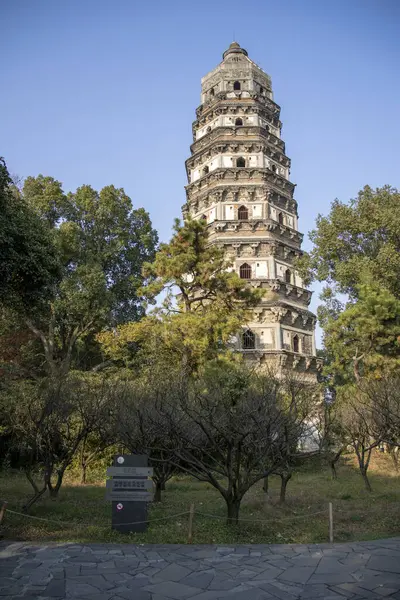 Suzhou, Çin - 5 Aralık 2023: Tiger Hill Pagoda Çin 'in Suzhou kentindeki Tiger Hill Scenic Spot' ta yer almaktadır. Suzhou 'nun sembolü. 2500 yıl öncesine kadar izlenebilir.