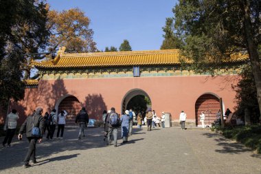 Nanjing, Çin-1 Aralık 2023: Turistler Ming Xiaoling, Nanjing 'e Wen Wu Fangmen giriş kapısından girerler. Wenwu Fangmen, Ming Xiaoling mozolesinin ilk kapısı.