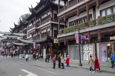 Şangay, Çin - 4 Aralık 2023: İnsanlar Şangay 'daki Yuyuan Pazarı' nı veya Yuyuan Çarşısı 'nı ziyaret ediyor. Yuyuan, eski bir Çin mahallesinde geleneksel mimarisi olan hareketli bir pazar yeri.