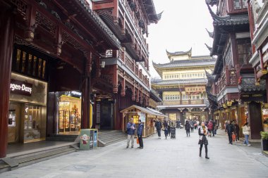 Şangay, Çin - 4 Aralık 2023: İnsanlar Şangay 'daki Yuyuan Pazarı' nı veya Yuyuan Çarşısı 'nı ziyaret ediyor. Yuyuan, eski bir Çin mahallesinde geleneksel mimarisi olan hareketli bir pazar yeri.