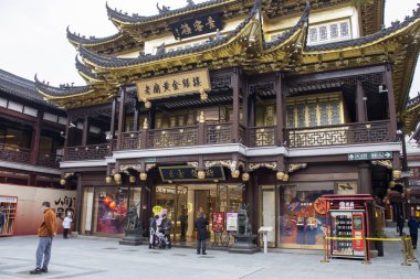 Şangay, Çin - 4 Aralık 2023: Şangay Laomiao Gold Yinlou, Eski Tapınağın Altın ve Gümüş Binası Yuyuan Bahçesi 'ndeki Jiuqu Köprüsü' nün yanında yer almaktadır..
