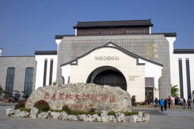 Suzhou, Çin - 5 Aralık 2023: Şangay-Nanjing otoyolu boyunca Yangchenghu servis alanı. Burası Çin 'in en güzel servis alanı.