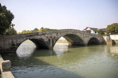 Suzhou, Çin - 5 Aralık 2023: Suzhou 'daki Shangtang nehri üzerindeki Çin tarzı köprü.