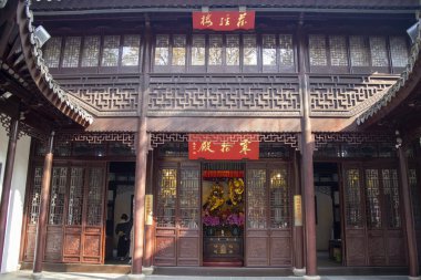 Suzhou, Çin - 5 Aralık 2023: Suzhou 'daki Hanshan Tapınağı' nda eski ve güzel bir Çin ahşap yapı. Hanshan Si Tapınağı Suzhou 'nun en büyük simgelerinden biridir.