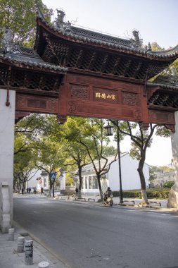 Suzhou, Çin - 5 Aralık 2023: Hanshan Tapınağı manzaralı mavi gökyüzü kapısı. Fenqiao Sahne Bölgesi 'nde ünlü Hanshan tapınağı bulunmaktadır.. 