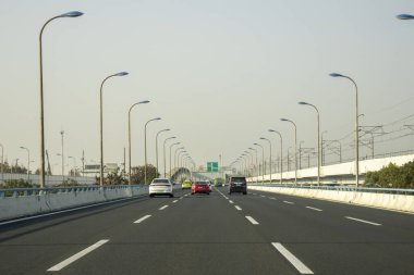 Şangay, Çin - 27 Kasım 2023: gündüz Şangay 'da otoyol manzarası. Şangay 'da geniş bir otoyol ve çevre yolu şebekesi var.