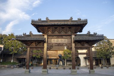 Wuzhen, China- 28 Kasım 2023: Çin kemeri Wuzhen, Çin girişinde. Yangtze Nehri 'nin güneyinde antik, büyülü ve güzel bir su kasabasıdır.