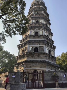 Suzhou, Çin - 5 Aralık 2023: Tiger Hill Pagoda Çin 'in Suzhou kentindeki Tiger Hill Scenic Spot' ta yer almaktadır. Suzhou 'nun sembolü. 2500 yıl öncesine kadar izlenebilir.