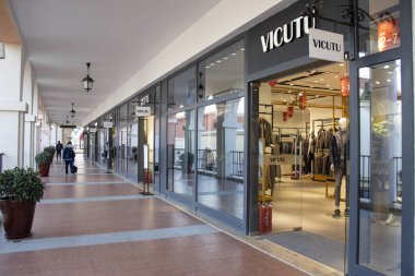 Şangay, Çin-27 Kasım 2023: Şangay, Çin 'deki Florentia Village şubeleri. Şangay Florentia Köyü, İtalyan klasik taş köprüler mimarisinin bir örneğidir.