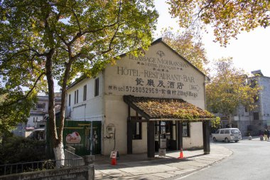 Moganshan, China- 29 Kasım 2023: Moganshan 'daki Yu Köyü sokak manzarası. Moganshan, huzur içinde dinlenmek isteyen birçok Şangay 'lı için bir dinlenme yeri.