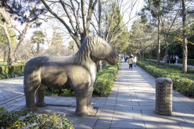 Nanjing, Çin-1 Aralık 2023: Nanjing 'deki Ming Xiaoling Anıtmezarı' ndaki Taş Heykel Yolu 'ndaki at heykeli. Nanjing 'deki Xiaoling' e giden yolda taştan heykeller var.