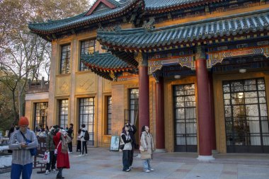 Nanjing, Çin-1 Aralık 2023: Meiling Palace 'ı ziyaret edenler Nanjing şehrinde yer almaktadır. Meiling Sarayı 1931 'de inşa edildi ve 1933' te tamamlandı.