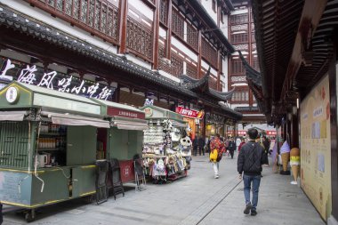 Şangay, Çin - 4 Aralık 2023: Yuyuan Eski Caddesi 'ndeki Şangay Yuyuan iş bölgesi. Yuyuan Old Street antik Çin 'e bir bakış açısı sunuyor..