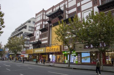 Şangay, Çin - 4 Aralık 2023: Yuyuan Eski Caddesi 'ndeki Şangay Yuyuan iş bölgesi. Yuyuan Old Street antik Çin 'e bir bakış açısı sunuyor..