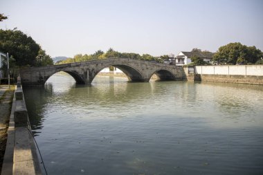 Suzhou, Çin - 5 Aralık 2023: Suzhou 'daki Shangtang nehri üzerindeki Çin tarzı köprü.