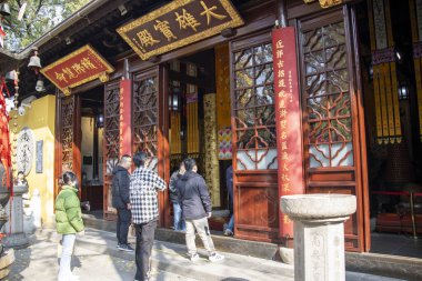 Suzhou, Çin - 5 Aralık 2023: Çin 'in Suzhou kentindeki Hanshan Tapınağı sonbahar manzarası. Hanshan Tapınağı 'nın Tianjian döneminde kurulduğuna inanılıyor..