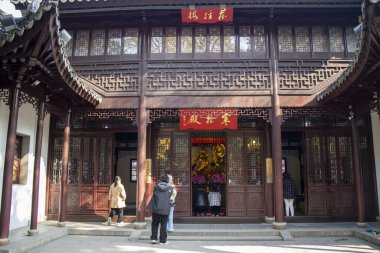 Suzhou, Çin - 5 Aralık 2023: Turistler Çin 'in Suzhou kentindeki Hanshan Si tapınağını ziyaret ettiler. Hanshan Si Tapınağı Suzhou 'nun en büyük simgelerinden ve en aktif Budist tapınaklarından biridir.
