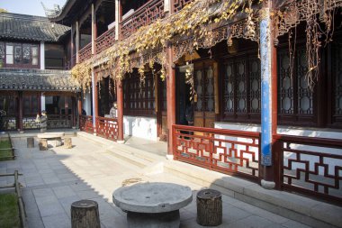 Suzhou, Çin - 5 Aralık 2023: Suzhou 'daki Hanshan Tapınağı' nda eski ve güzel bir Çin ahşap yapı. Hanshan Si Tapınağı Suzhou 'nun en büyük simgelerinden biridir.