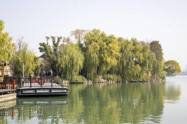 Jiaxing, Çin-28 Kasım 2023 Jiaxing Güney Gölü manzaralı güzel bir yer. Su manzarasının tadını çıkarmak, geleneksel Çin mimarisi ve sanat eserlerine hayran olmak için bir yer.