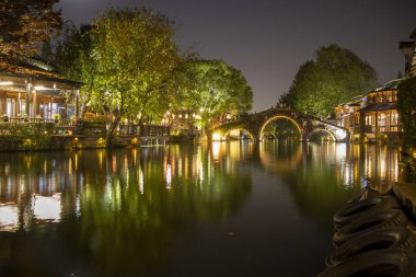 Wuzhen, Çin-28 Kasım 2023: Doğu Çin 'in Zhejiang Eyaleti' ndeki Wuzhen nehir kasabasının gece manzarası. Kuzey Zhejiang Eyaleti 'nde tarihi bir kasabadır.