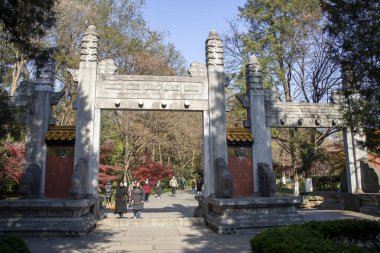 Nanjing, Çin - 1 Aralık 2023: Ming Hanedanlığı 'nın Xiaoling Anıtmezarını ziyaret eden turistler. Çin 'de var olan en büyük imparatorluk anıtlarından biridir.