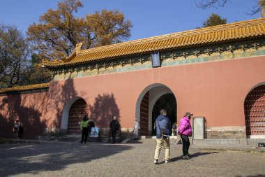 Nanjing, Çin-1 Aralık 2023: Turistler Ming Xiaoling, Nanjing 'e Wen Wu Fangmen giriş kapısından girerler. Wenwu Fangmen, Ming Xiaoling mozolesinin ilk kapısı.
