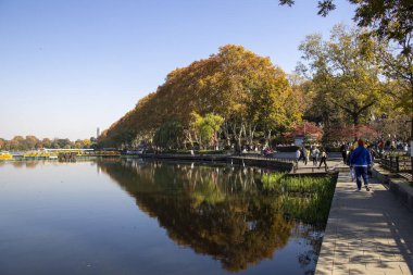 Nanjing, Çin - 2 Aralık 2023: Nanjing 'deki Xuanwu Gölü' nün sonbahar dönemi görüntüsü. Xuanwu Gölü, Çin tarafından korunan güzel manzaralı bir yerdir.