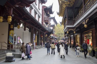 Şangay, Çin - 4 Aralık 2023: Yuyuan Eski Caddesi 'ndeki Şangay Yuyuan iş bölgesi. Yuyuan Old Street antik Çin 'e bir bakış açısı sunuyor..