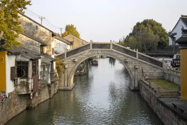 Suzhou, Çin - 5 Aralık 2023: Suzhou, Çin 'deki kanal boyunca eski bir ev manzarası. Suzhou eşsiz bir cazibeyle bir kanal ağı ile kesişen bir şehir.