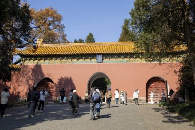 Nanjing, Çin-1 Aralık 2023: Turistler Ming Xiaoling, Nanjing 'e Wen Wu Fangmen giriş kapısından girerler. Wenwu Fangmen, Ming Xiaoling mozolesinin ilk kapısı.