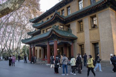 Nanjing, Çin-1 Aralık 2023: Meiling Palace 'ı ziyaret edenler Nanjing şehrinde yer almaktadır. Meiling Sarayı 1931 'de inşa edildi ve 1933' te tamamlandı.