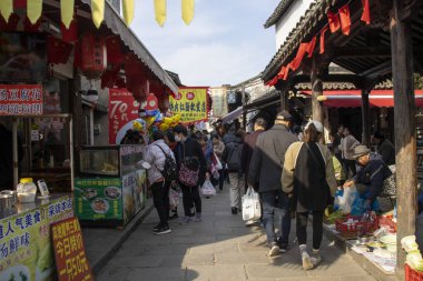 Şangay, Çin - 3 Aralık 2023: İnsanlar Şangay 'daki Xinchang Antik Kasabası' nı ziyaret ediyor. Xinchang, 800 yıllık geçmişi olan küçük bir su kasabasıdır..