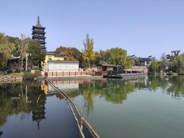 Jiaxing, Çin-28 Kasım 2023 Jiaxing Güney Gölü manzaralı güzel bir yer. Su manzarasının tadını çıkarmak, geleneksel Çin mimarisi ve sanat eserlerine hayran olmak için bir yer.