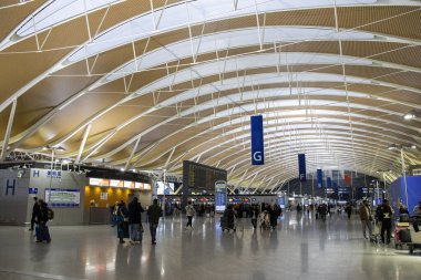 Şangay, Çin - 7 Aralık 2023: Şangay Pudong Havaalanı 'nın iç yapısı. Pudong Havaalanı 'nda iki ana yolcu terminali var.