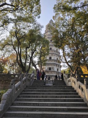 Suzhou, Çin - 5 Aralık 2023: Tiger Hill Pagoda Çin 'in Suzhou kentindeki Tiger Hill Scenic Spot' ta yer almaktadır. Suzhou 'nun sembolü. 2500 yıl öncesine kadar izlenebilir.