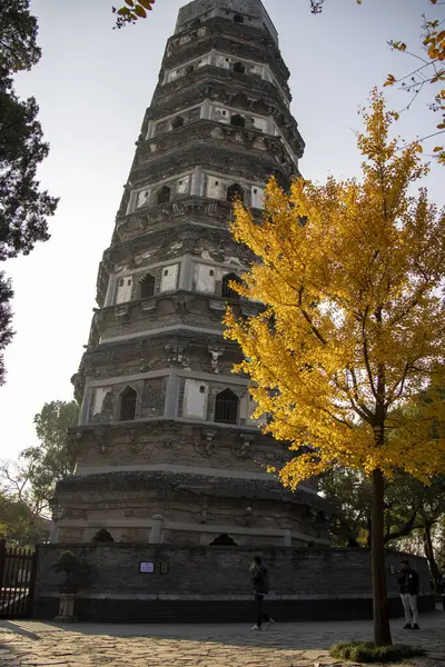 Suzhou, Çin - 5 Aralık 2023: Tiger Hill Pagoda Çin 'in Suzhou kentindeki Tiger Hill Scenic Spot' ta yer almaktadır. Suzhou 'nun sembolü. 2500 yıl öncesine kadar izlenebilir.