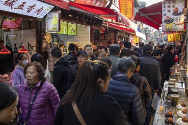 Şangay, Çin - 3 Aralık 2023: İnsanlar Şangay 'daki Xinchang Antik Kasabası' nı ziyaret ediyor. Xinchang, 800 yıllık geçmişi olan küçük bir su kasabasıdır..