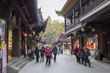 Şangay, Çin - 4 Aralık 2023: Yuyuan Eski Caddesi 'ndeki Şangay Yuyuan iş bölgesi. Yuyuan Old Street antik Çin 'e bir bakış açısı sunuyor..