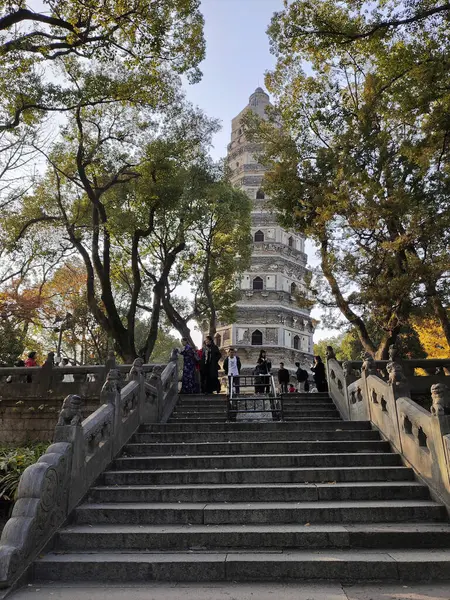 Suzhou, Çin - 5 Aralık 2023: Tiger Hill Pagoda Çin 'in Suzhou kentindeki Tiger Hill Scenic Spot' ta yer almaktadır. Suzhou 'nun sembolü. 2500 yıl öncesine kadar izlenebilir.