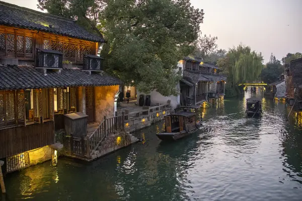 Wuzhen, Çin-28 Kasım 2023: Doğu Çin 'in Zhejiang Eyaleti' ndeki Wuzhen nehir kasabasının gece manzarası. Kuzey Zhejiang Eyaleti 'nde tarihi bir kasabadır.