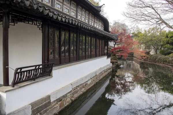 Suzhou, Çin - 6 Aralık 2023: Çin 'in Suzhou kentindeki mütevazı Yöneticinin Bahçesi. Çin 'in en iyilerinden biri, UNESCO' nun dünya mirasının en önemli parçası.